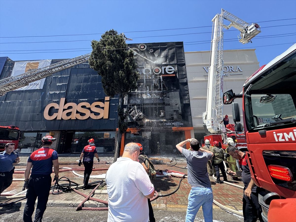 İzmir'de mobilya mağazasında çıkan yangın kontrol altına alındı
