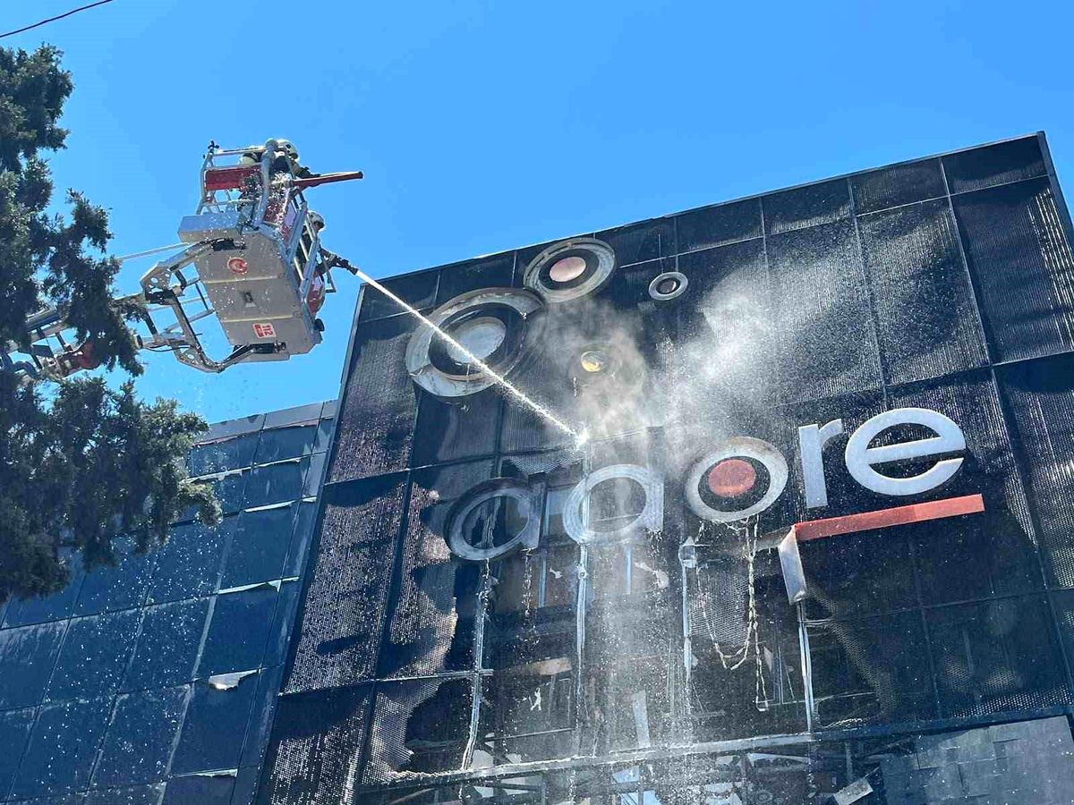 İzmir'de mobilya mağazasında yangın
