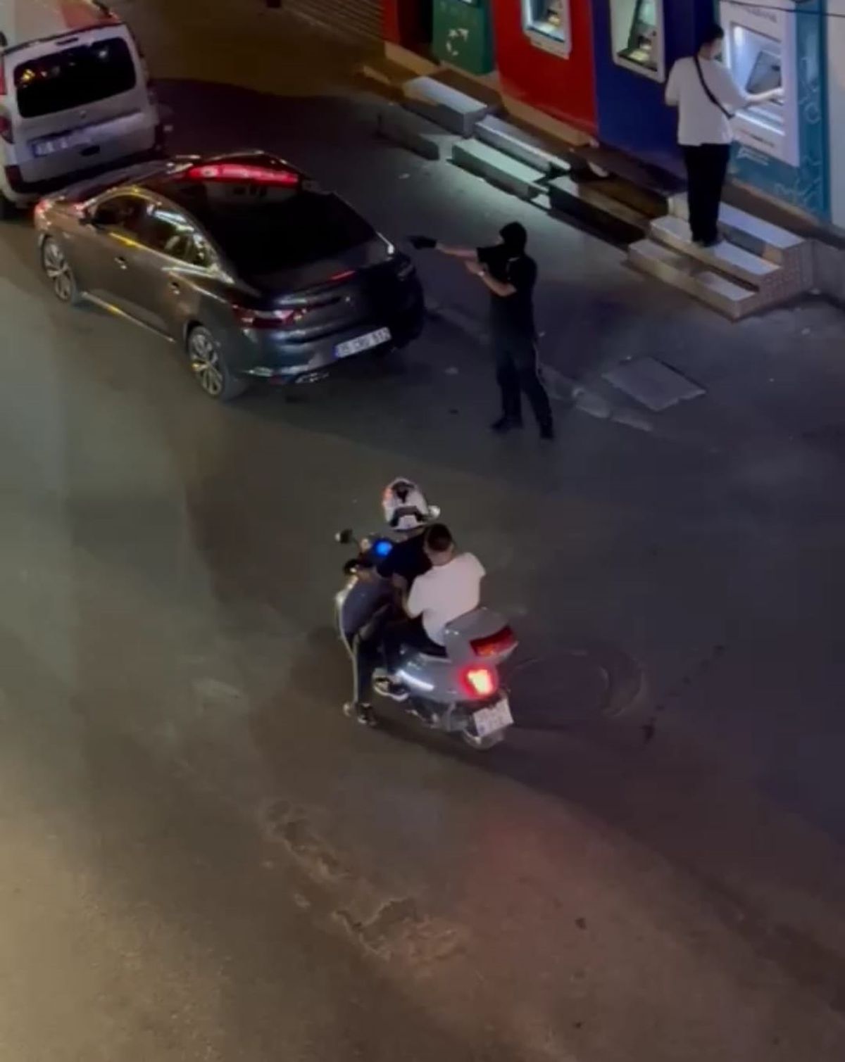 İzmir'de bir kuyumcu dükkanına yapılan silahlı saldırının ardından polis incelemesi.