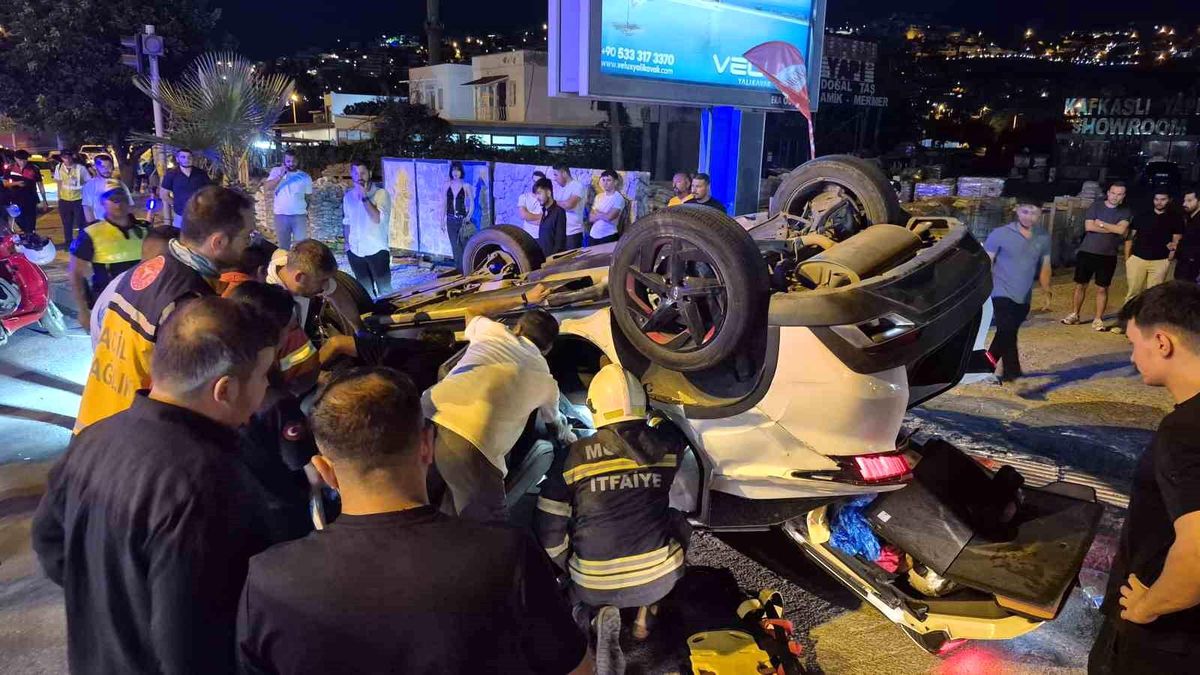 Bodrum'da çarpışan iki araçtan biri devrildi: 1 yaralı