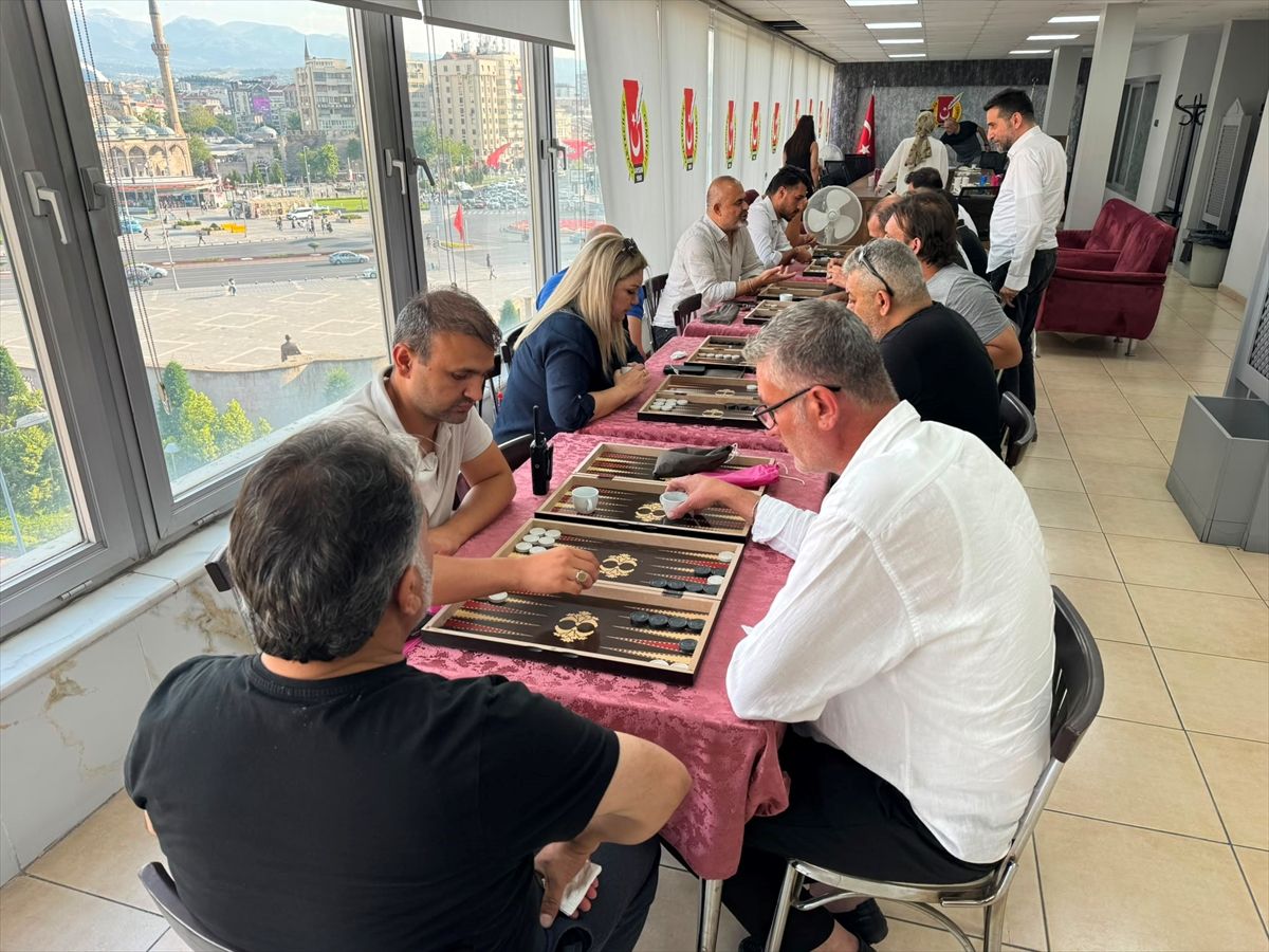 Kayseri Gazeteciler Cemiyeti tarafından düzenlenen tavla turnuvasında şampiyon olan Canan Bayram'ın kupasıyla çekilmiş bir fotoğrafı.