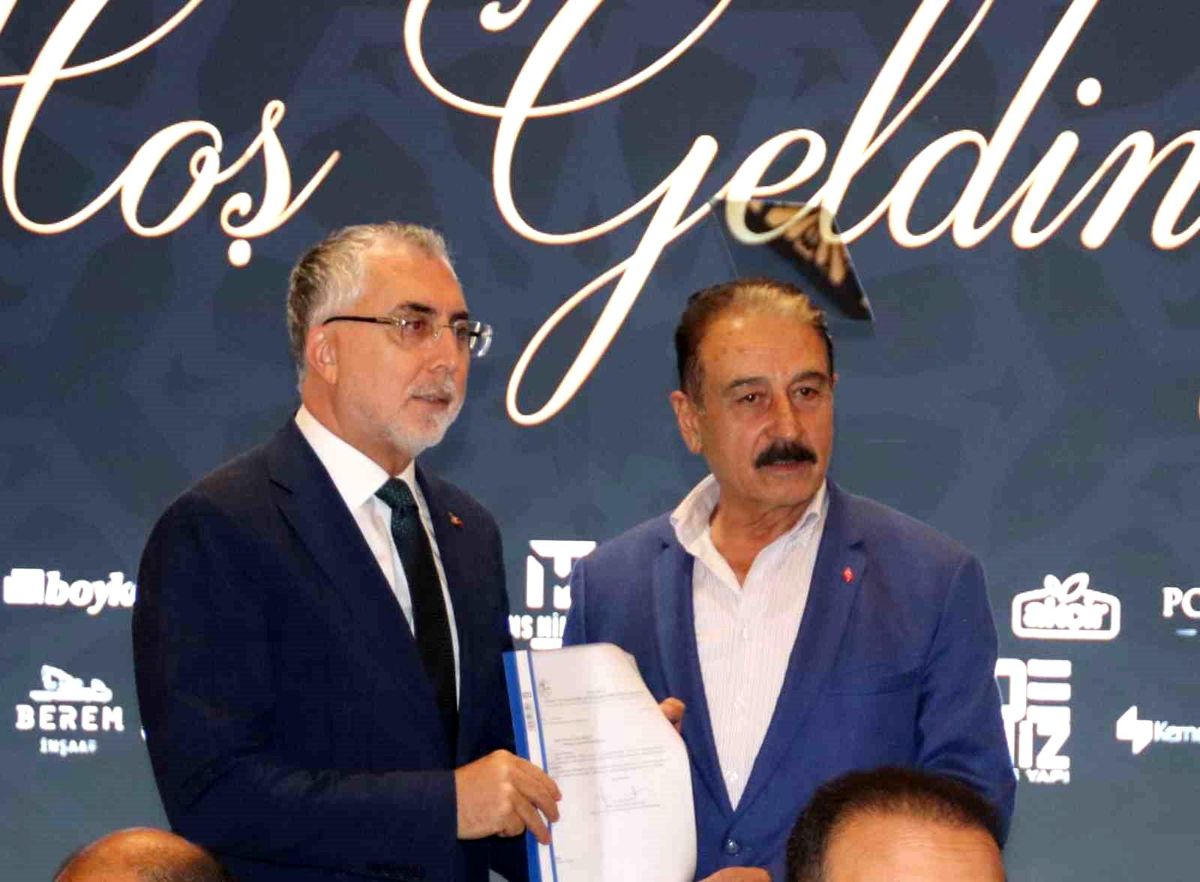 Çalışma ve Sosyal Güvenlik Bakanı Vedat Işıkhan'a dosya sunan TESK Yönetim Kurulu Üyesi ve MESOB Başkanı Şevket Keskin'in temsili görseli.