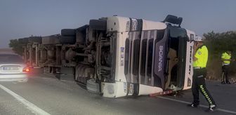 Kırıkkale'de devrilen hurda yüklü tırın sürücüsü yaralandı
