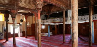 Konya'daki 661 yıllık cami ahşap işçiliğiyle dikkati çekiyor