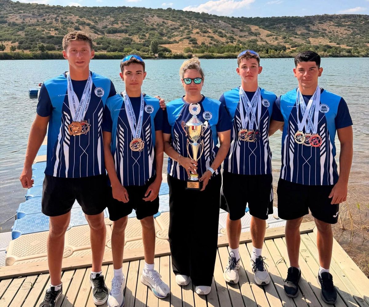 Köyceğiz Su Sporları sporcuları kano yarışında madalya kazanıyor.