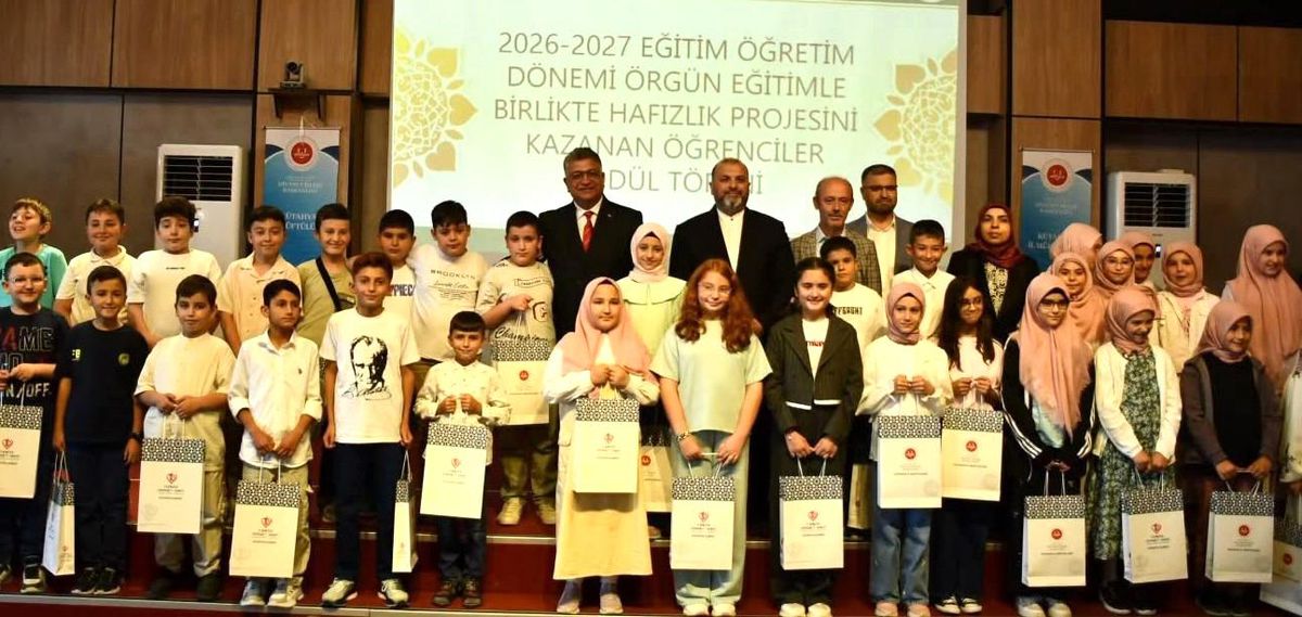 Kütahya'da hafızlık projesini kazanan öğrenciler ödüllendirildi