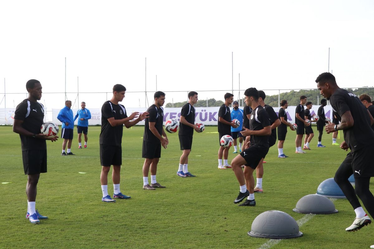 Manisa FK oyuncuları Erciyes Yüksek İrtifa Kamp Merkezi'nde antrenman yaparken