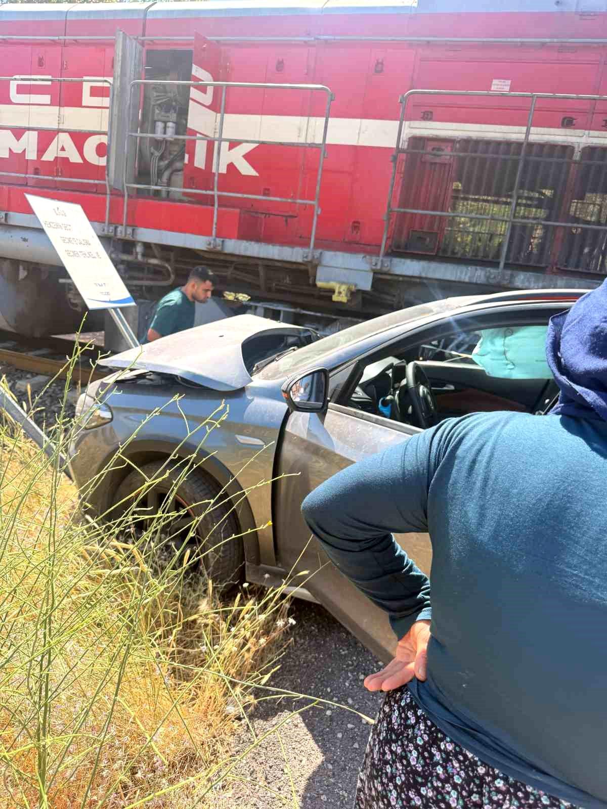 Elazığ'da tren yolundan geçmeye çalışan otomobile trenin çarptığı an.