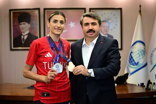 Milli tekvandocu Hatice Kübra İlgün, madalya sevincini yıldırım belediye başkanı oktay yılmaz’la paylaştı