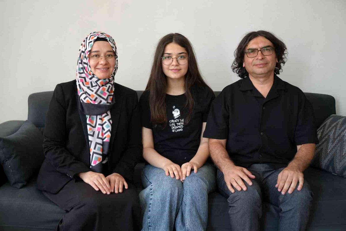 Niğde'de LGS'de 500 tam puan alarak Türkiye birincisi olan İlknur Bekar'ın fotoğrafı.