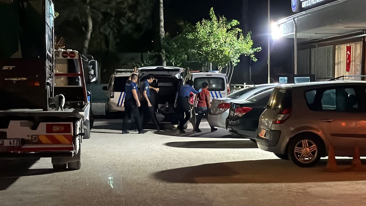 Eskişehir'de okul inşaatından çalınan malzemelerle ilgili operasyonda yakalanan şüpheliler.
