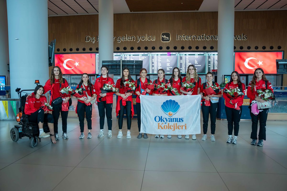 Okyanus Koleji Kız Voleybol Takımı oyuncuları madalyalarıyla birlikte