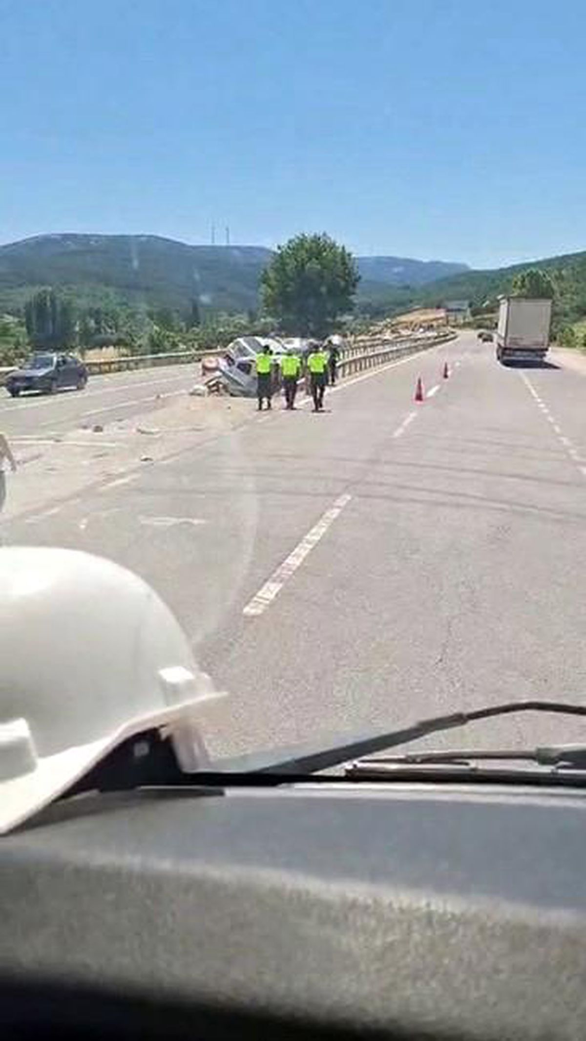 Orta refüje saplanan iki araç bariyerlerin arasında sıkıştı