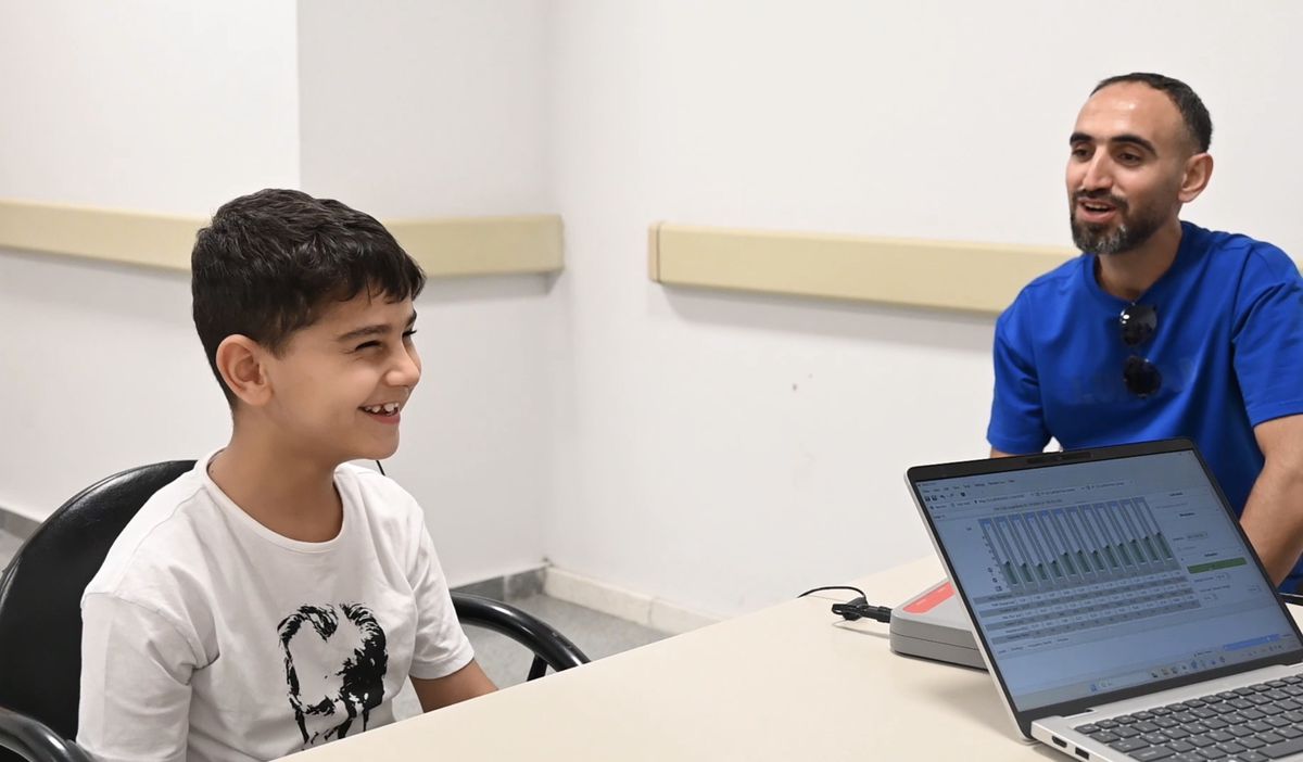 Osmaniye'de 7 yaşındaki Harun Ekinci, koklear implant ameliyatı sonrası ilk sesleri duyarken duygulandı.