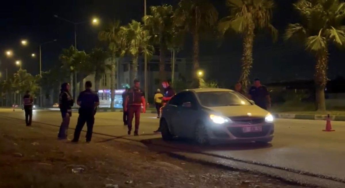 Osmaniye'de polis ve jandarma ekiplerinin katılımıyla gerçekleştirilen HUZUR-80 asayiş uygulamasından bir görüntü.
