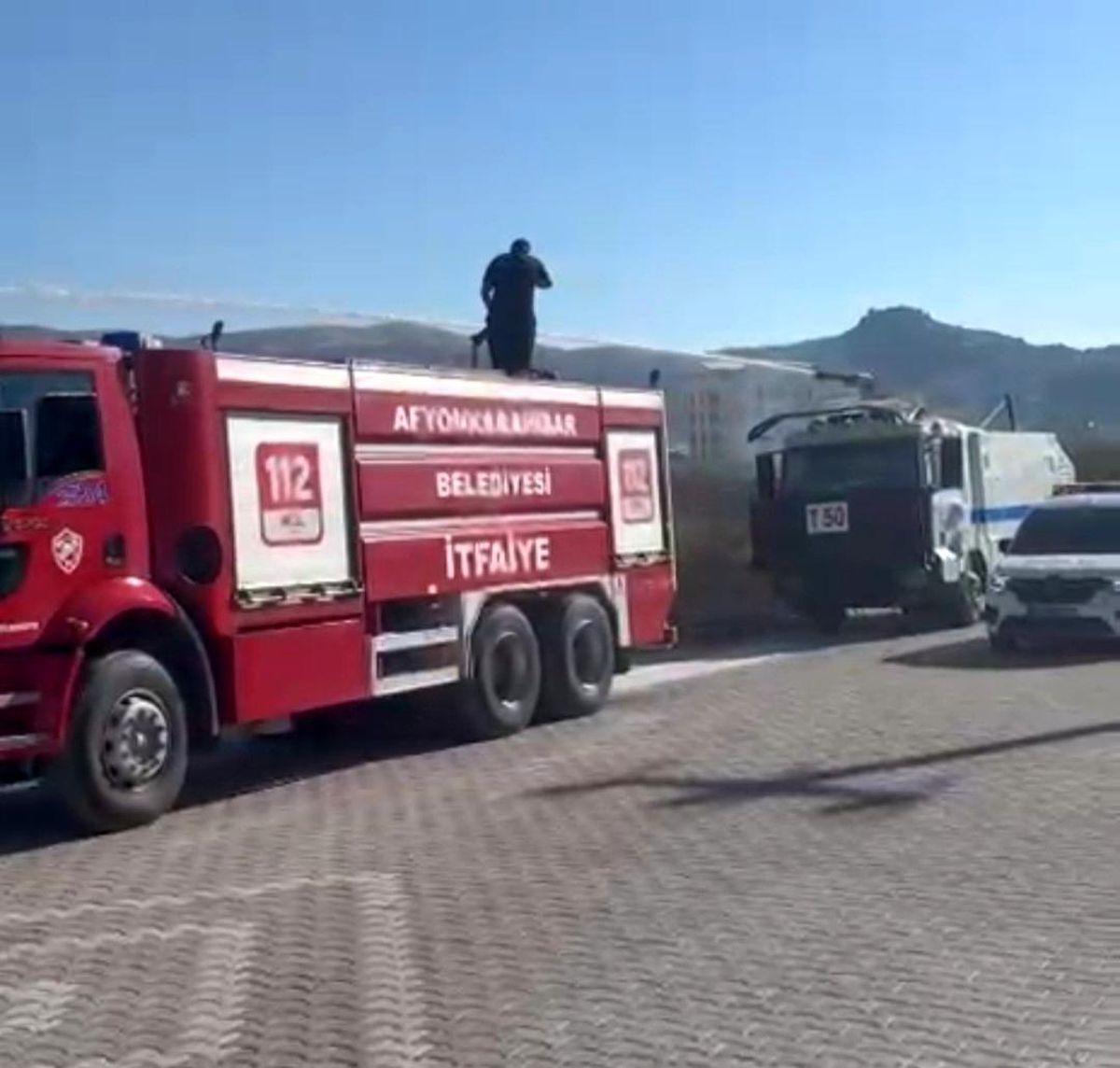 Afyonkarahisar'da Emniyet Müdürlüğü yakınındaki otluk alanda çıkan yangın söndürülüyor.