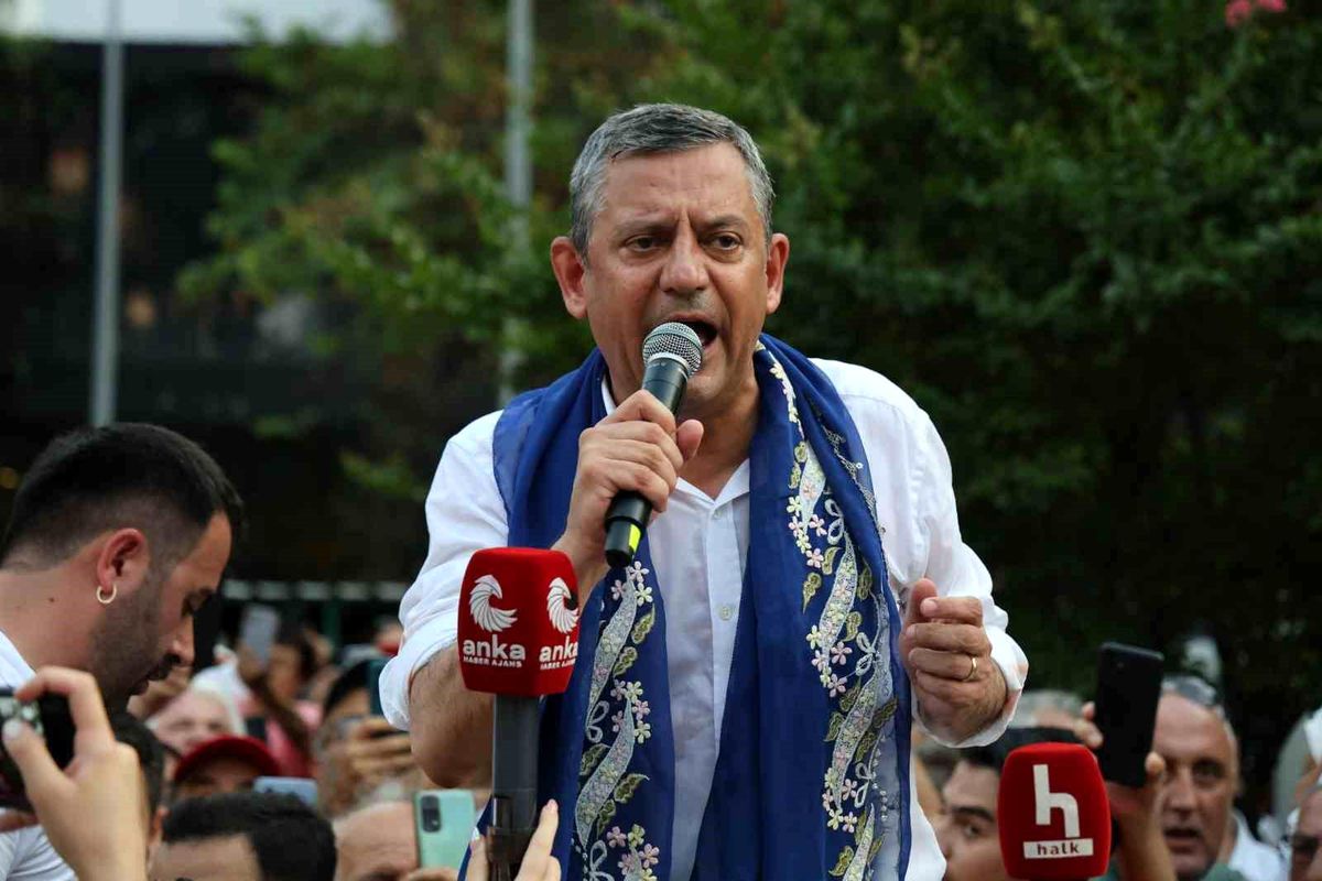 CHP Grup Başkanı Özgür Özel siyasi açıklama yapıyor.