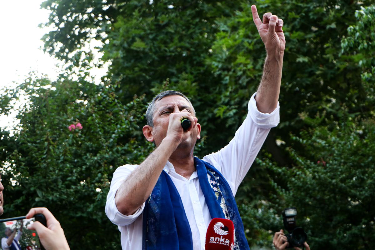 Özgür Özel'den Adana'da Güçlü Mesajlar: 'Ne Yaparlarsa Yapsınlar Bizi Durdaramayacaklar'