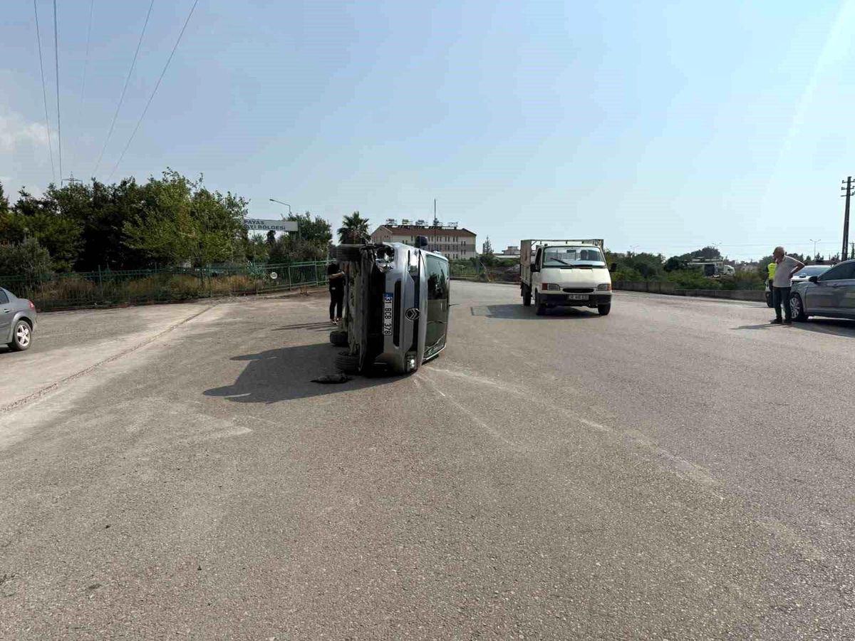 Payas'ta çarpışmayla yan yatan otomobilin sürücüsü yaralandı