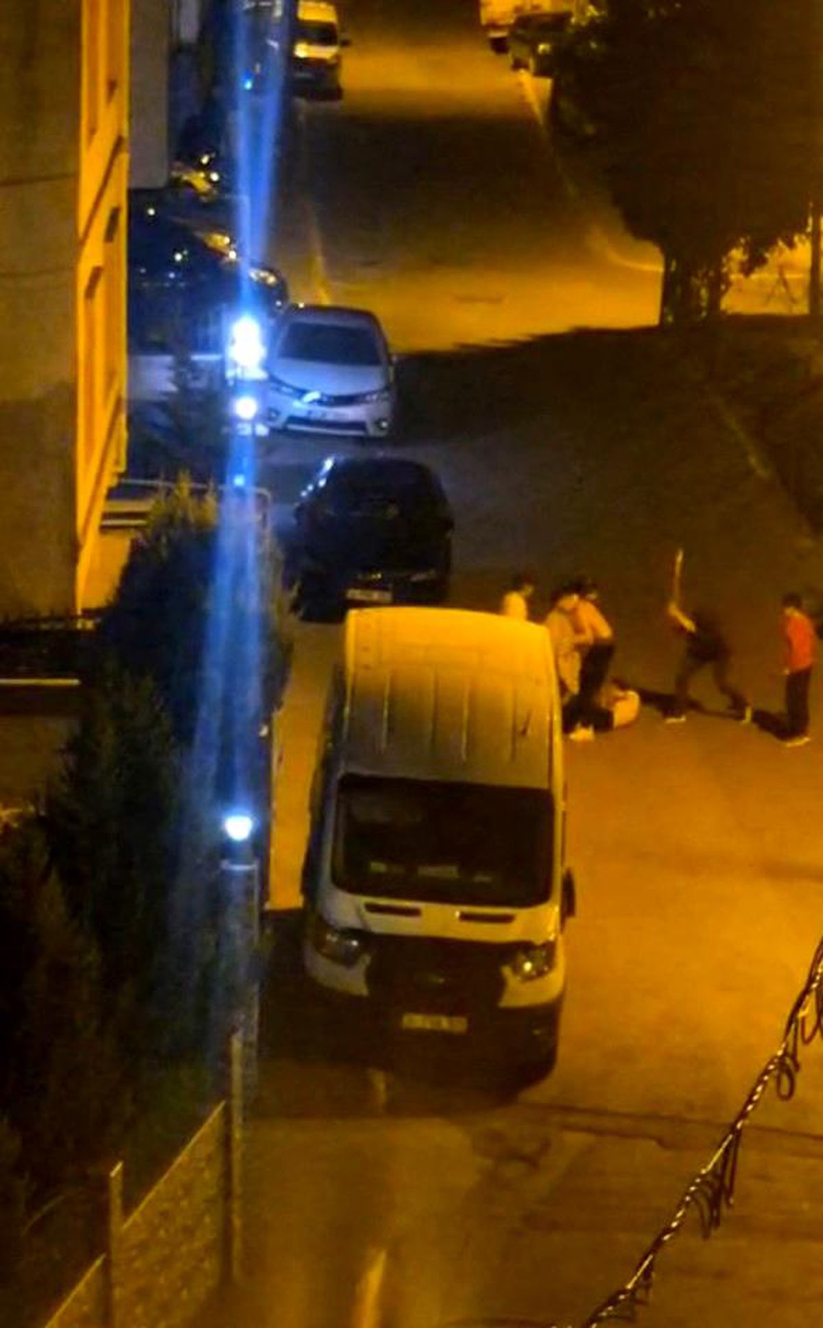 Pendik'te yabancı uyruklu iki kişi arasında çıkan sopalı kavga.