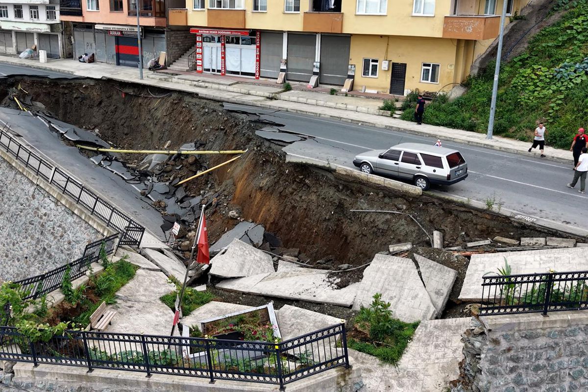 Rize'de yurt inşaatının kazısında istinat duvarı ve yol çöktü: 3 bina tahliye edildi