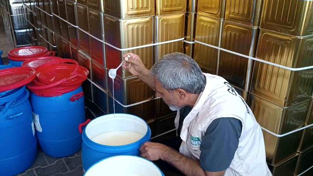 Şanlıurfa’da kaynağı belli olmayan 400 kilo şüpheli sade yağ ele geçirildi
