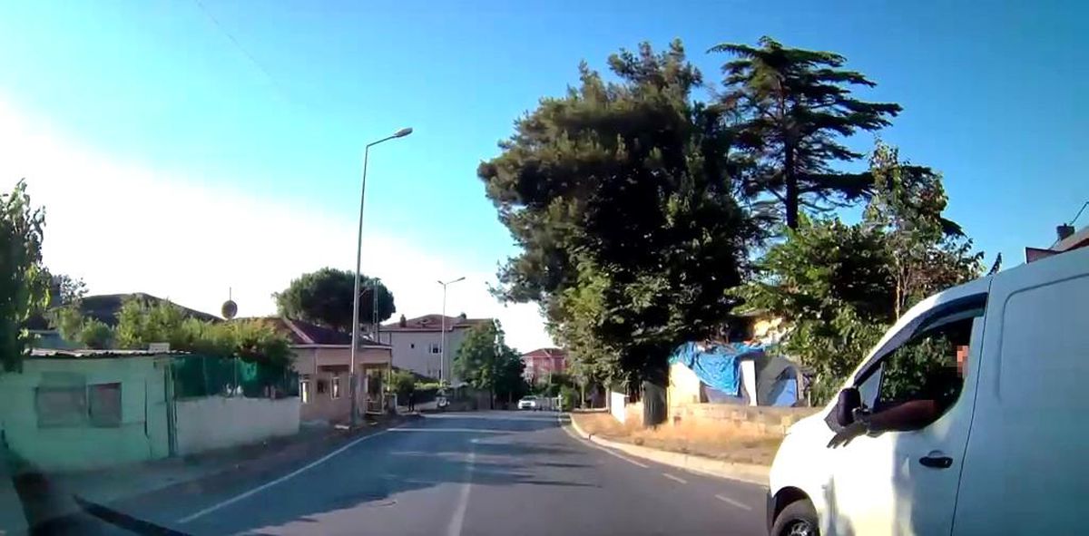 Sarıyer'de yol ortasında gerginlik: 'Neden hızlı gittin?' tartışması kamerada