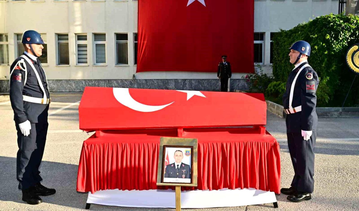 Eskişehir'de şehit düşen Uzman Jandarma Sekizinci Kademeli Çavuş Mehmet Demirbaş için düzenlenen törenden bir kesit.
