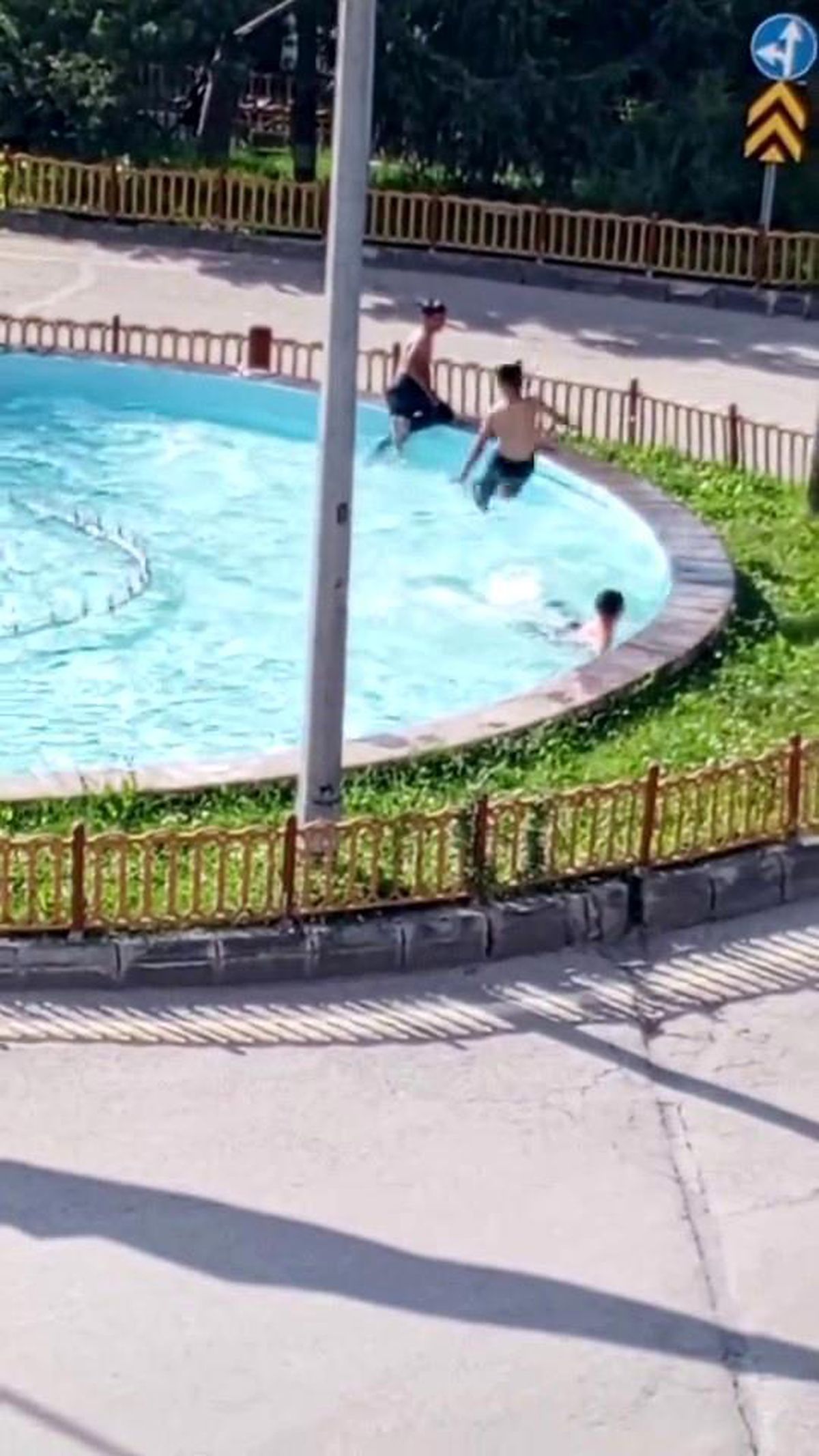 Sıcaktan bunalan çocuklar süs havuzunda serinledi