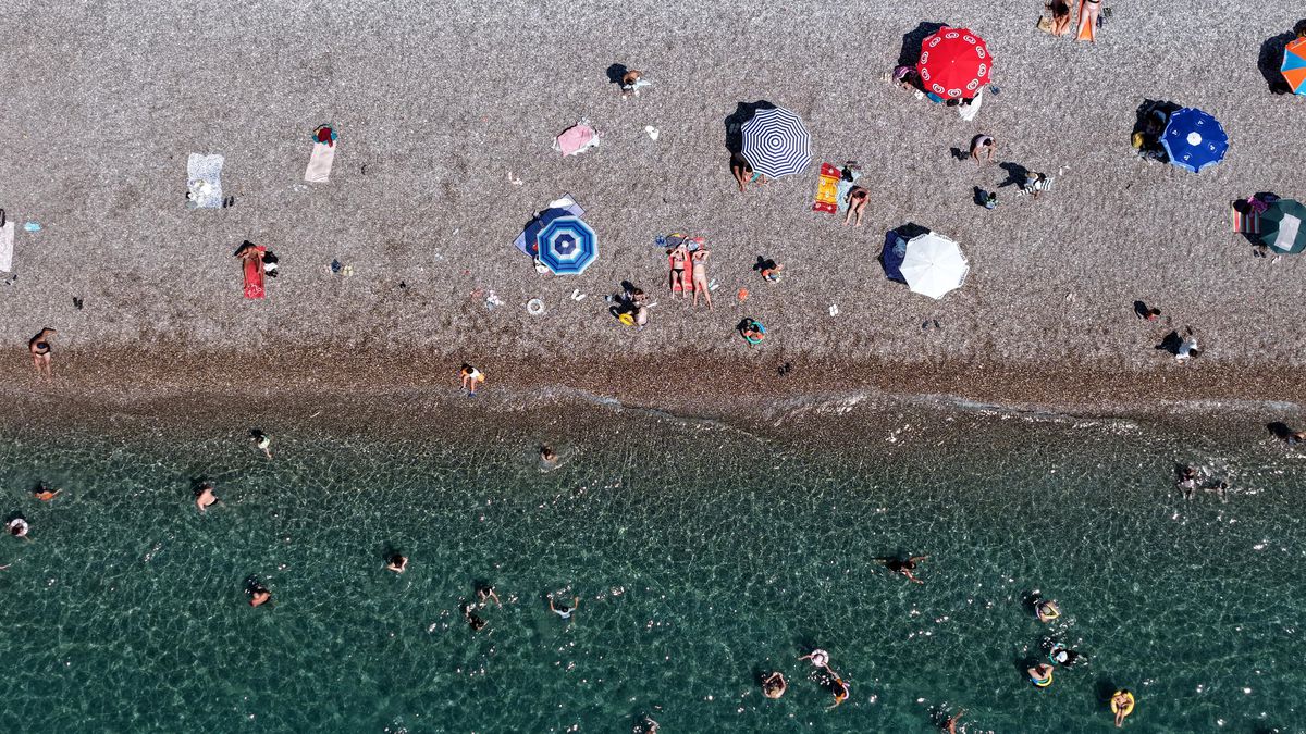 Antalya'da Sıcak Hava Konyaaltı Sahili'ni Doldurdu