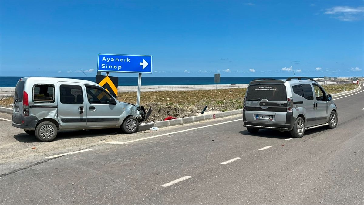 Sinop'ta iki aracın çarpıştığı kazada 4 kişi yaralandı