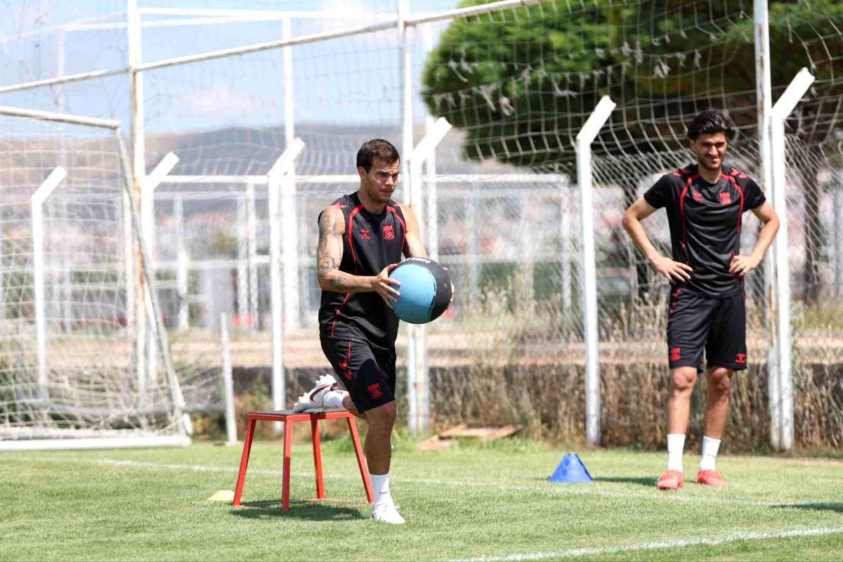 Sivassporlu futbolcular antrenman sahasında çalışırken