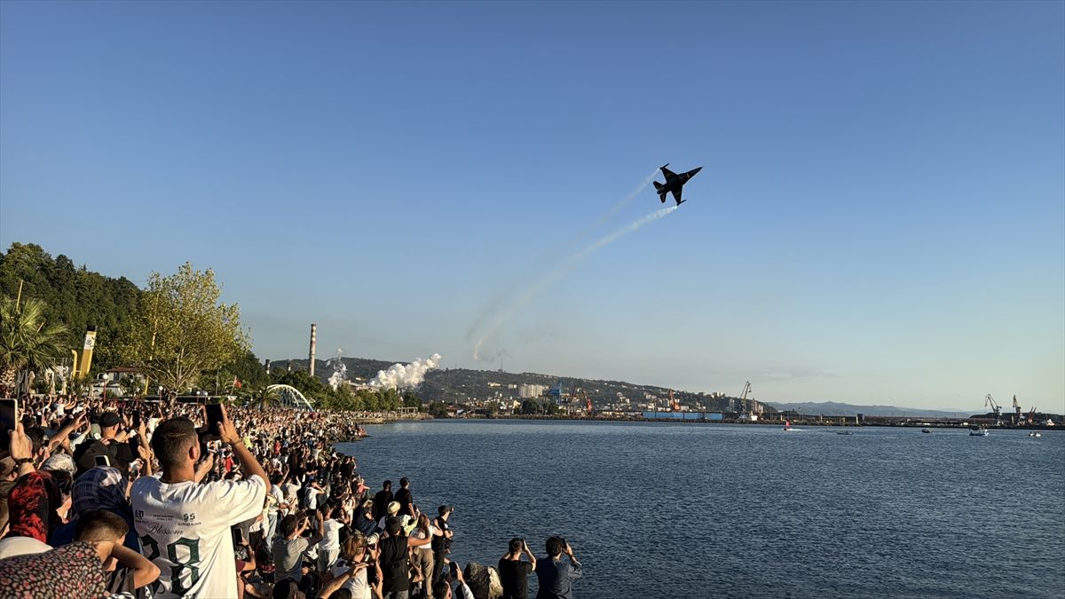 SOLOTÜRK F-16 savaş uçağı Zonguldak semalarında gösteri uçuşu yaparken