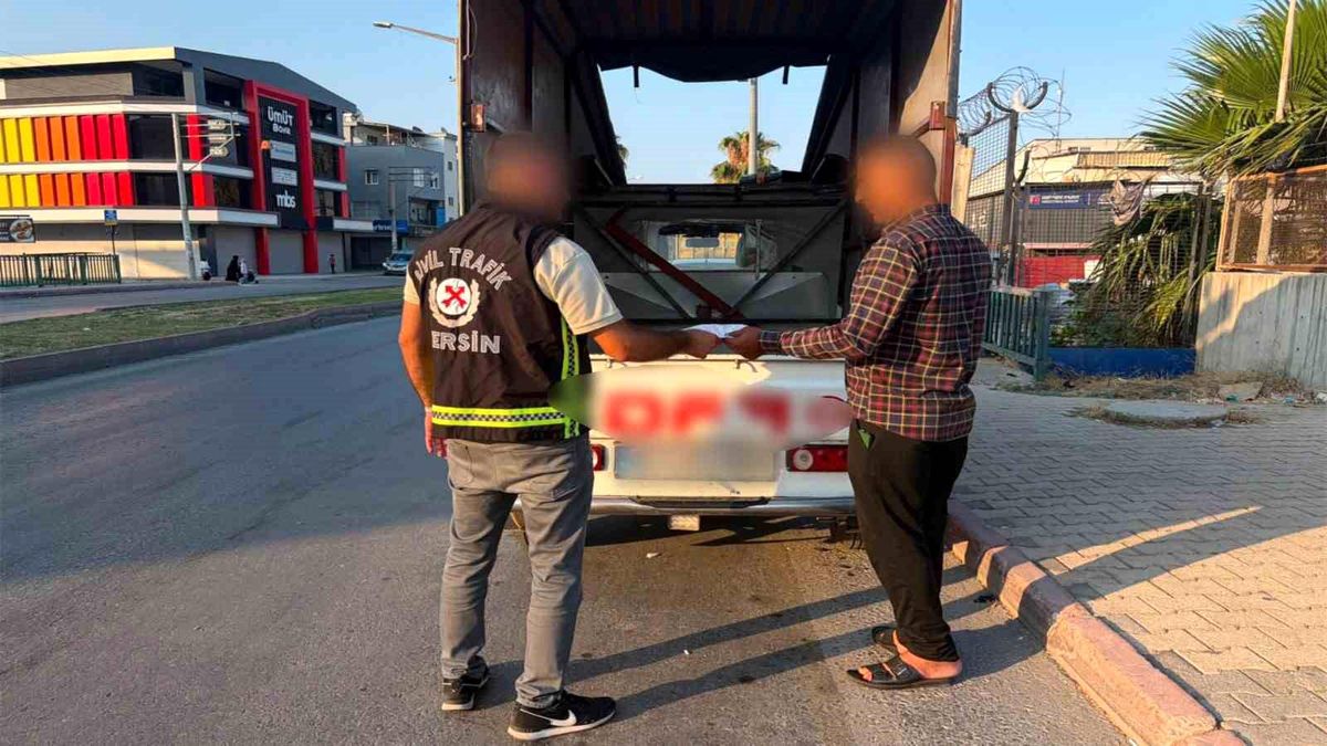 Mersin'de tehlikeli şekilde yük ve yolcu taşıyan kamyonet.