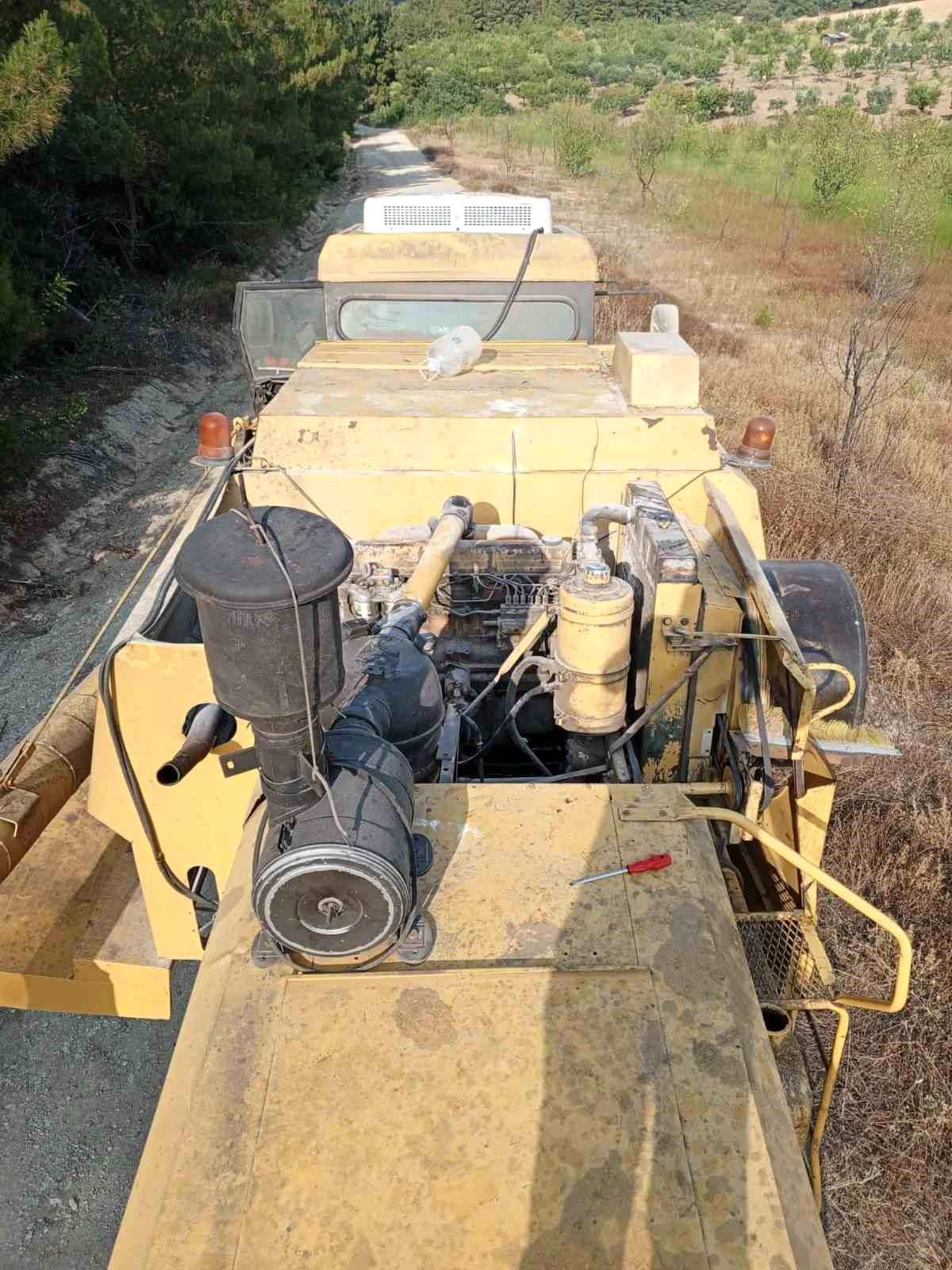 Bilecik'te tarlada çalışan biçerdöver ve jandarma ekipleri