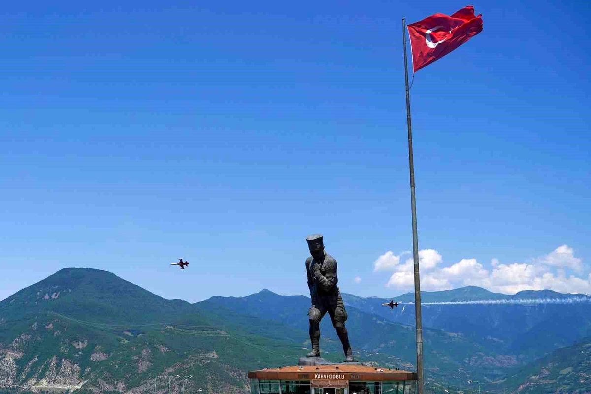 Türk Yıldızları'nın Artvin semalarında yaptığı prova uçuşu sırasında çekilmiş bir fotoğraf.