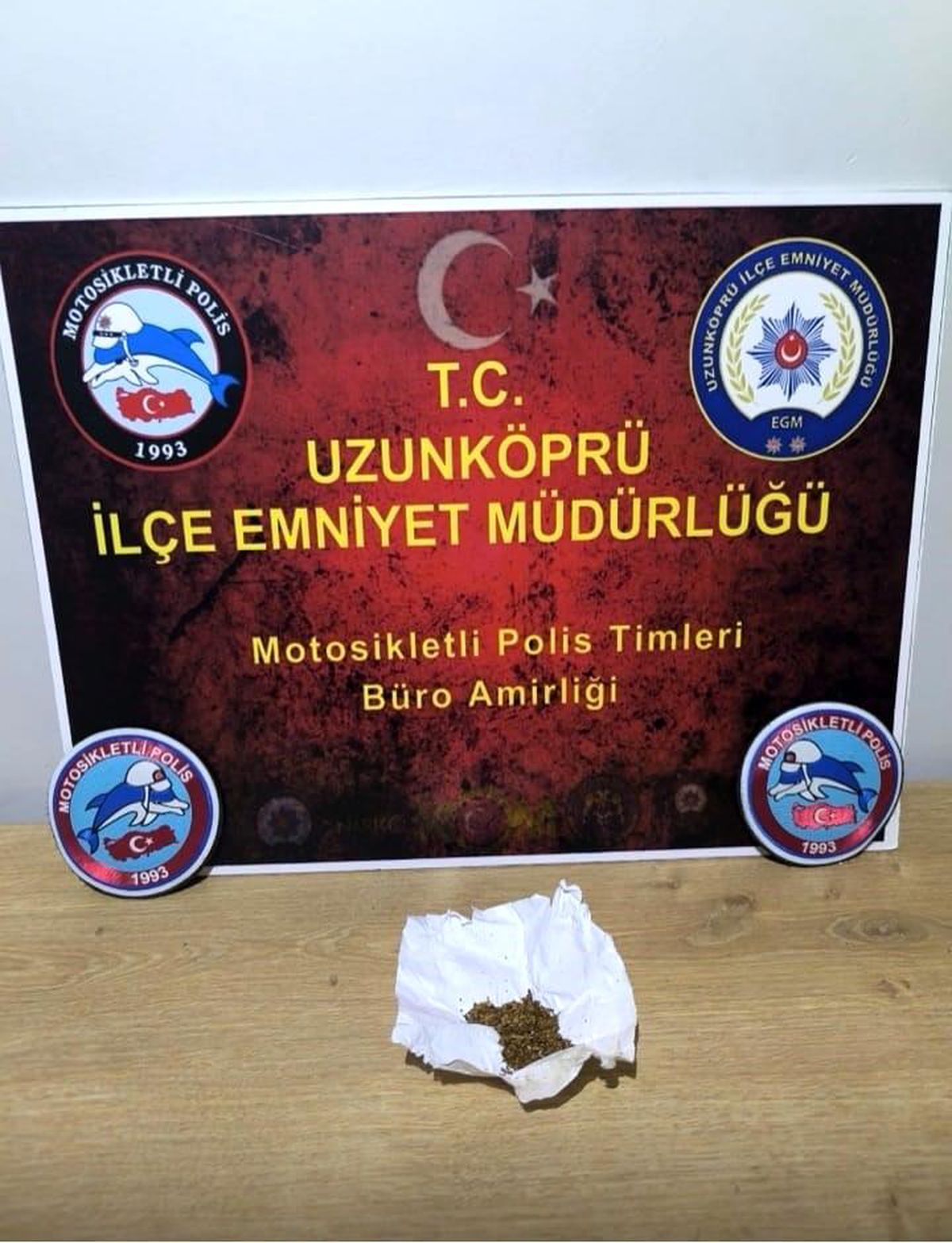 Uzunköprü'de polis ekiplerinin uyuşturucu operasyonu sırasında çekilmiş bir fotoğrafı.