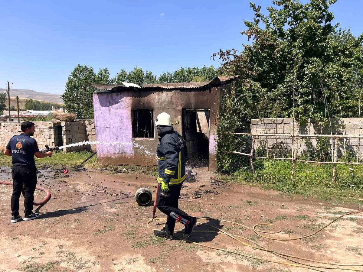 Van'ın Tuşba ilçesinde odunluk yangını