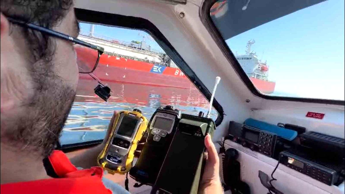 Yalova Çınarcık açıklarında demirli duran bir tanker gemisi