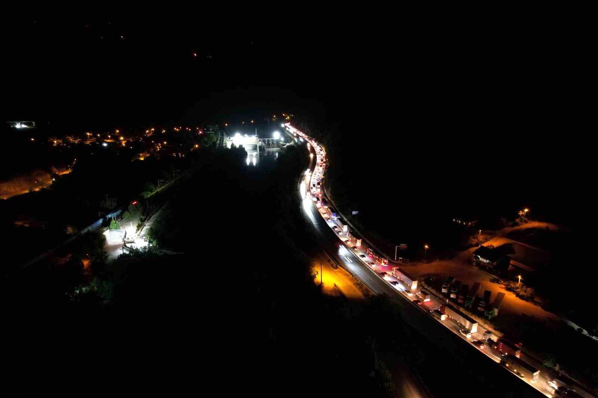Sakarya'da D-650 karayolunda yol çalışması ve kaza nedeniyle oluşan trafik yoğunluğu.