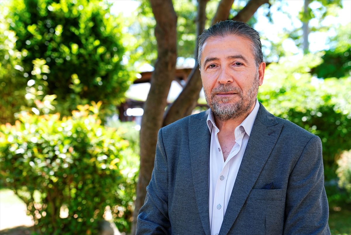 Ramazan Tekin, 15 Temmuz şehidi eşi Türkan Türkmen Tekin'in çocuklarına babalık ve annelik yapıyor.
