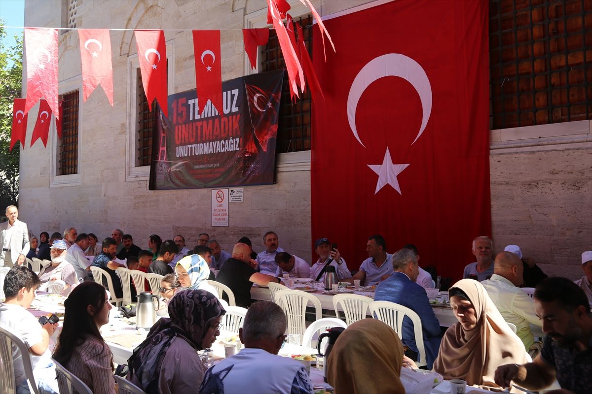 Safiye Bayat konuşma yaparken
