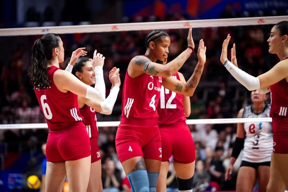 A Milli Kadın Voleybol Takımı oyuncuları maç sonrası sevinç yaşıyor.