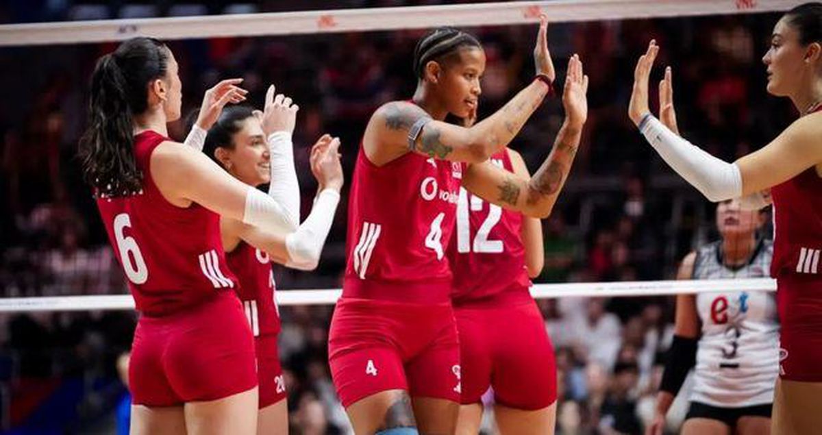 A Milli Kadın Voleybol Takımı oyuncuları file önünde mücadele ederken