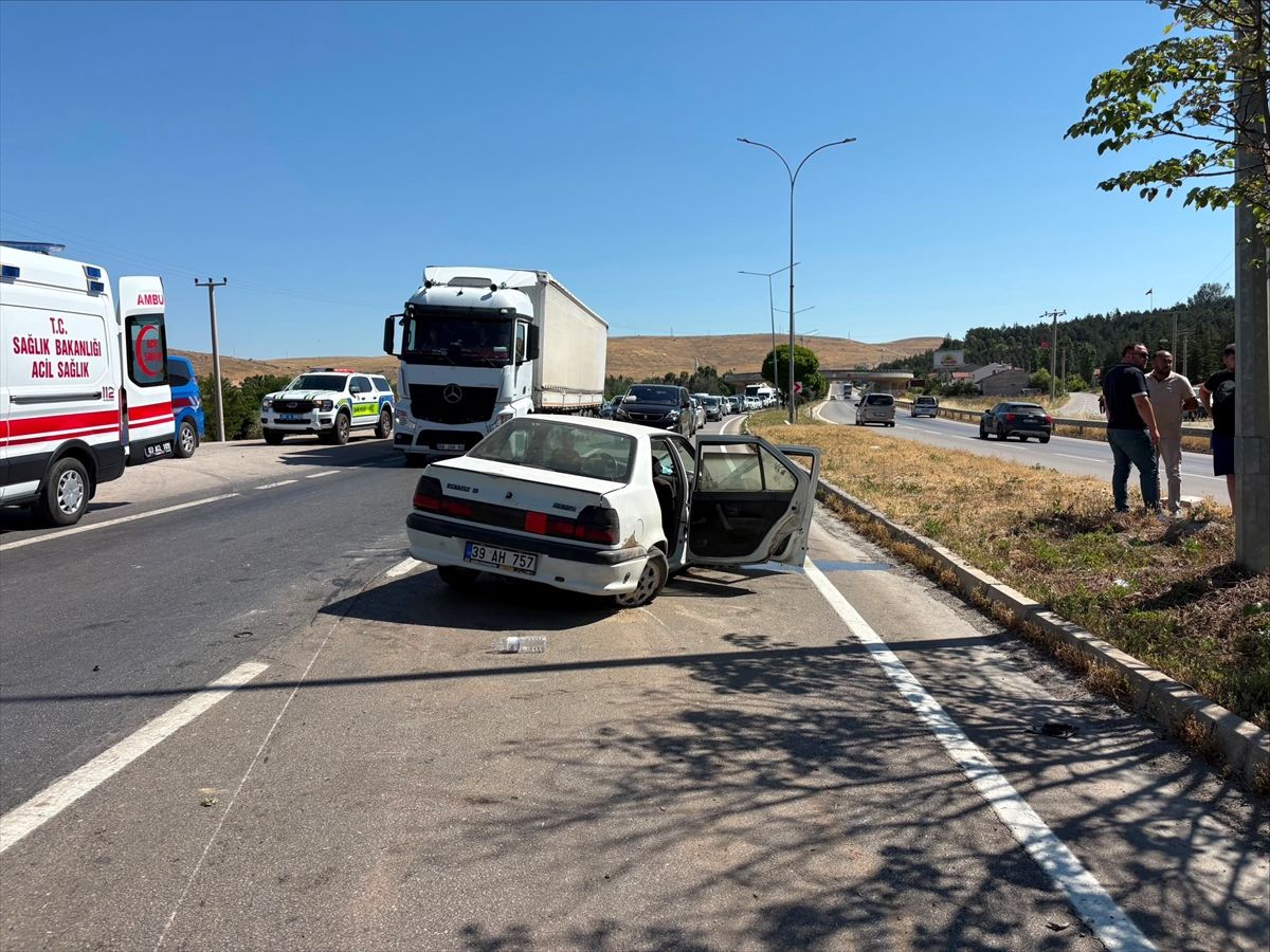 Afyonkarahisar'da bariyerlere çarpan otomobildeki 6 kişi yaralandı