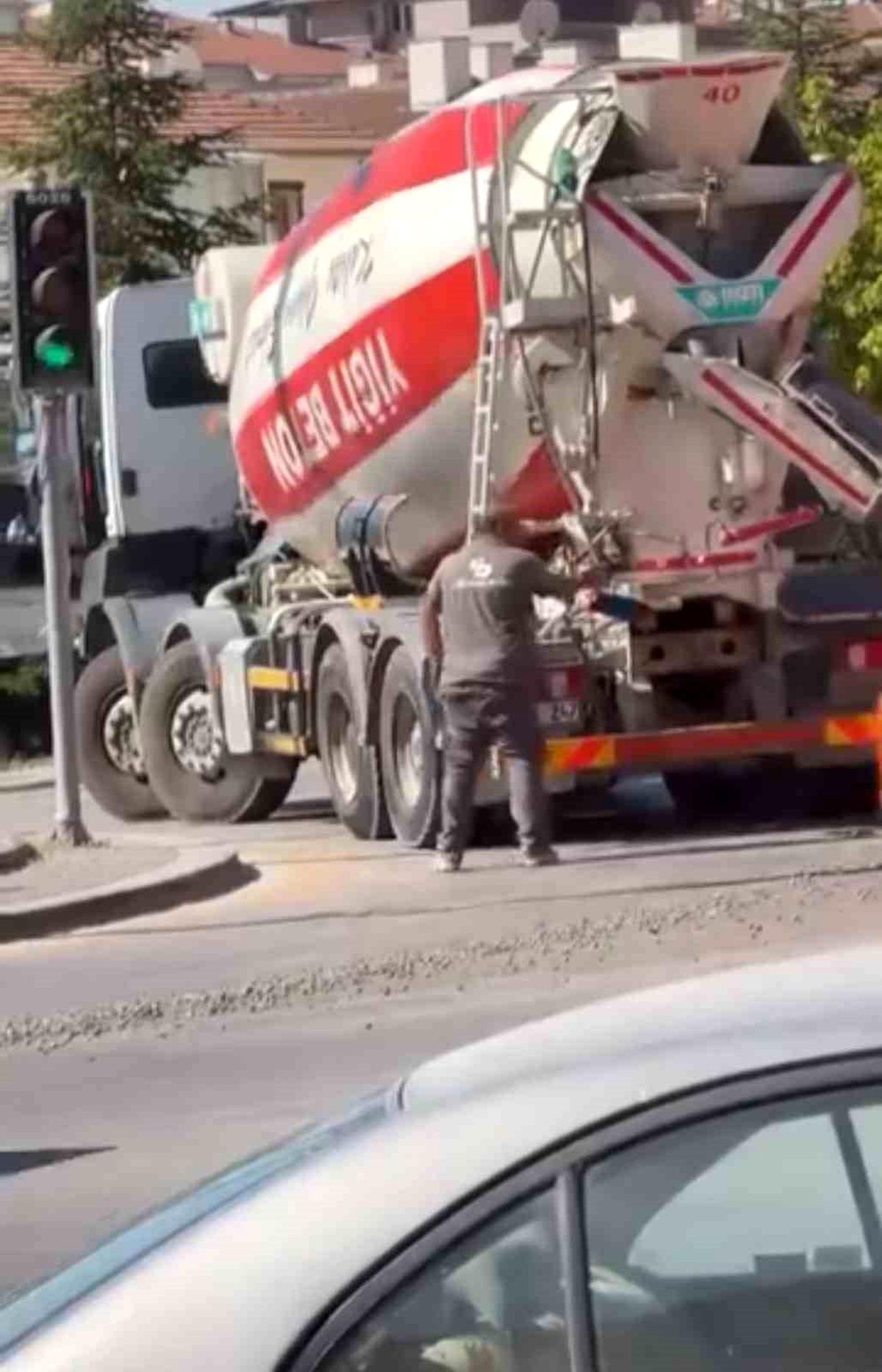 Ankara'da beton mikserden taşan beton yola döküldü