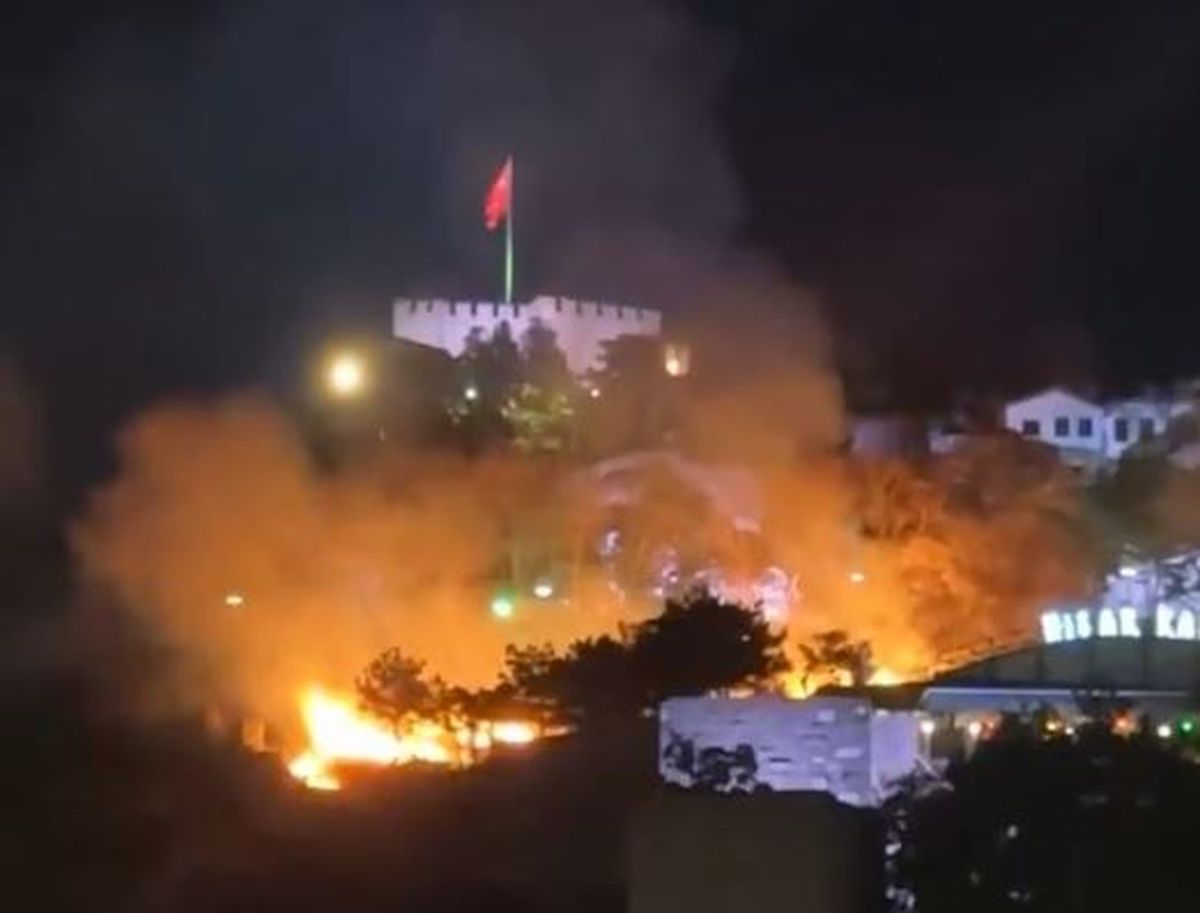 Ankara Kalesi'nin çevresindeki otluk alanda çıkan yangına itfaiye ekiplerinin müdahale ettiği an.