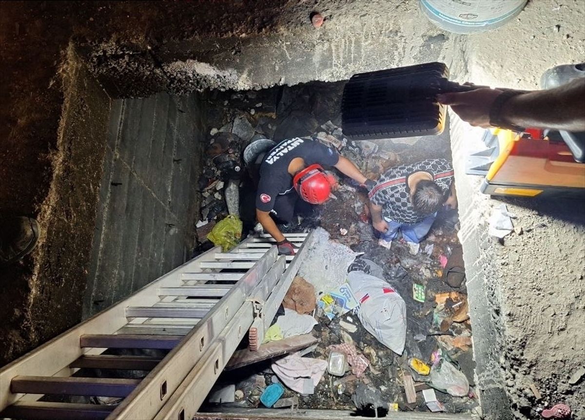 Antalya'da inşaat halindeki binada bodrum boşluğuna düşen kişi yaralandı