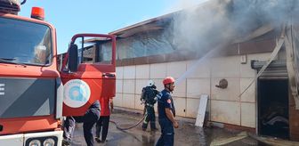 Antalya'da mobilya atölyesinde çıkan yangına müdahale ediliyor