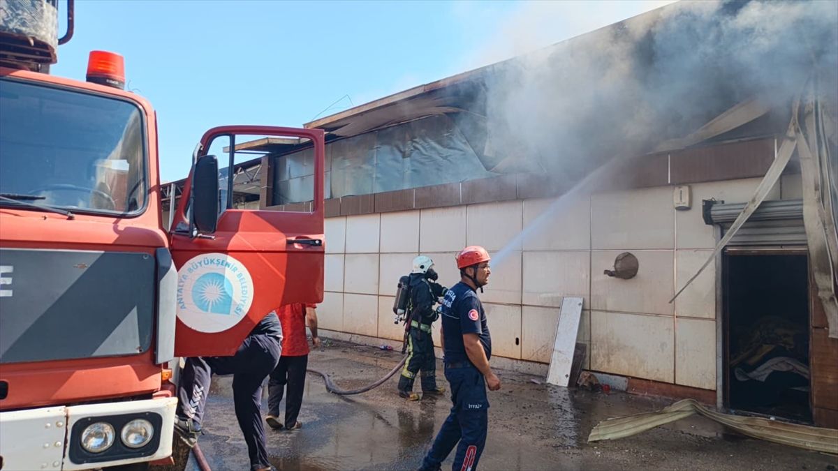 Antalya'da mobilya atölyesinde çıkan yangına müdahale ediliyor